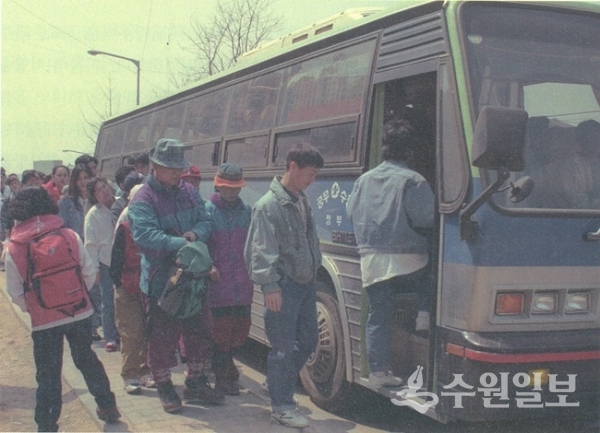 광교등산객들이 시청버스를 이용한 셔틀버스를 탑승하고 있다. (사진=수원시)