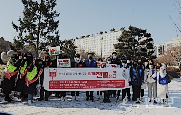 김준혁 수원좋은도시포럼 연구원장(가운데)을 비롯한 포럼 관계자들이 11일 수원시 인계동 올림픽공원 앞에서 헌혈캠페인을 하고 있다. 
