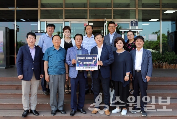 ‘수원 문화예술기부 프로젝트 싹 ssac’ 기부금 전달식. 왼쪽 윗줄부터 시계방향으로 최영록 체육진흥회장, 이영실 새마을지도자후원회장, 전순철 새마을협의회장, 문제남 방범기동순찰대 서둔지대장, 최미숙 지역사회보장협의체 위원장, 정광량 서둔동장, 신춘선 새마을부녀회장, 박래헌 수원문화재단 대표이사, 김만봉 통장협의회 회장, 강성삼 주민자치위원장, 송기철 수원문화재단 문화국장.(사진=수원문화재단)