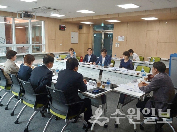 지난달 28일 난독증 학생 지원을 위해 출범한  ‘경기도교육청 난독증학생지원위원회’가 1차 회의를 갖고 있다.(사진=경기도교육청)