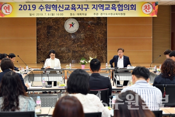8일 수원교육지원청 회의실에서 열린 ‘수원 혁신교육지구 운영위원회’ 회의에서 염태영 (오른쪽) 수원시장이 발언을 하고 있다.(사진=수원시)