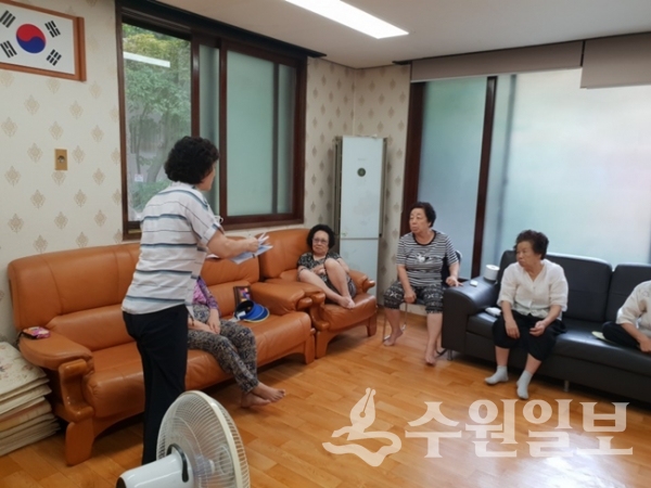 수원시 관계자가 관내 무더위 쉼터에 대한 전수 조사를 하고 있다.(사진=수원시)