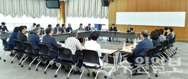 이재정(정면 중앙) 경기도교육감이 8일 25개 교육지원청 교육장과 함께 교육정책 추진을 위한 토론회를 갖고 있다.(사진=경기도교육청)
