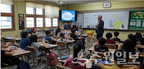 수원 구운초등학교가 9일 3학년 학생들을 대상으로 '찾아가는 해양환경교육'을 하고 있다.(사진=구운초교)
