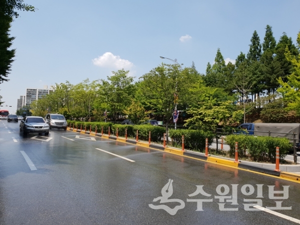 수원월드컵경기장 인근 도로에 설치된 자동노면살수시스템.(사진=수원시)