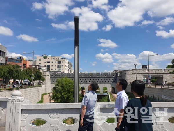 수원시 팔달구 공무원이 '수원천 쿨링포그시스템' 설치공사장을 방문, 현장 점검을 하고 있다.(사진=팔달구)