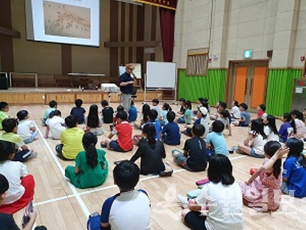 수원 동신초등학교가 3학년생을 대상으로 작가와의 만남행사를 갖고 있다.(사진=동신초교)