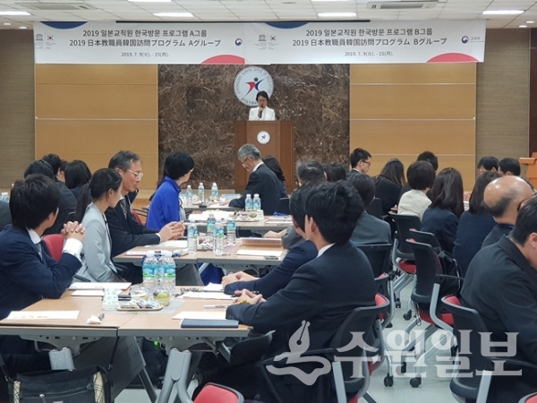 최순옥 수원교육지원청 교육장이 '유네스코 2019 한일교사대화' 일본교직원 방문행사에서 인사말을 하고 있다.(사진=수원교육지원청)