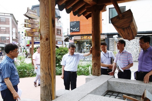 10일 이훈성(가운데) 수원시 팔달구청장과 관계공무원들이 수원문화재 야행개최 구간에 대한 사전점검을 하고 있다.(사진=팔달구)