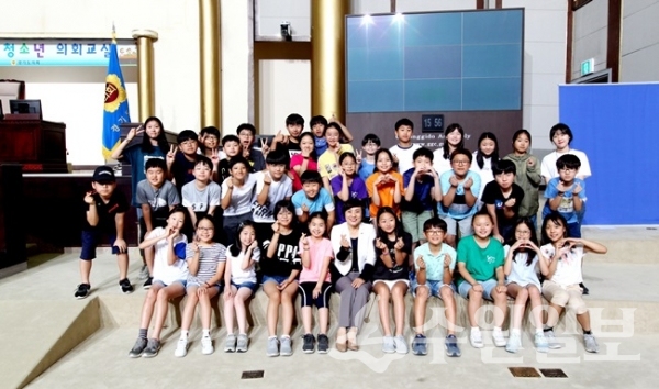 안혜영(앞줄 가운데) 경기도의회 부의장이 도의회 본회의장에서 열린 ‘2019년 제23회 경기도의회 청소년의회교실’을 찾아 학생들과 기념촬영을 하고 있다.(사진=경기도의회)