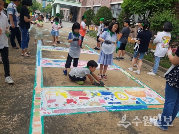 능길초등학교 어린이들이 전통놀이 그림을 함께 그리고 있다.(사진=경기도교육청)