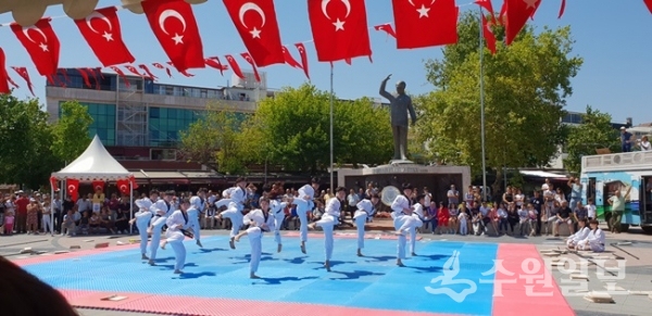 터키 얄로바시 지역축제  ‘도시의 날’ 행사에서 수원시 청소년 태권도 시범단이 발차기를 선보이고 있다.(사진=수원시)