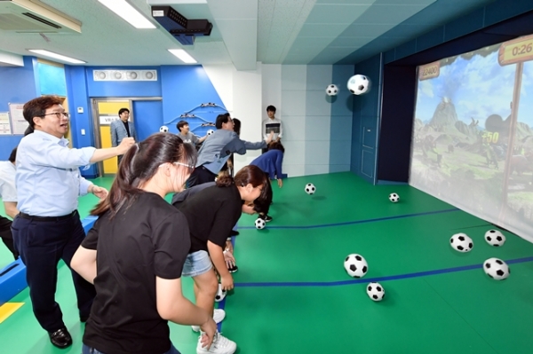 염태영 수원시장(맨 왼쪽)이 22일 개관한 영화초등학교 VR 스포츠실에서 학생들과 가상현실을 즐기고 있다.(사진=수원시)