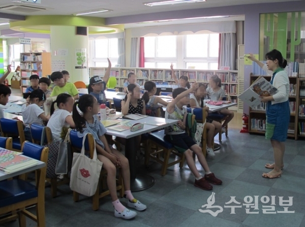 경기도교육청 직속 경기중앙교육도서관은 오는 24일부터 다음달 7일까지 수원, 용인지역 초·중학생 대상 ‘학교도서관 연합 독서교실’을 운영한다.