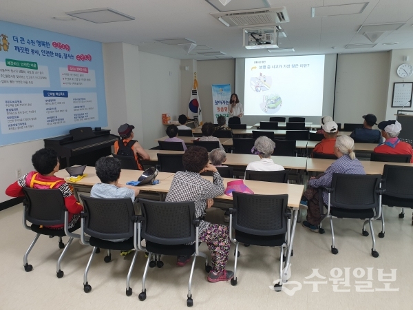 폐지 줍는 어르신을 대상으로 한 안전교육.(사진=팔달구)