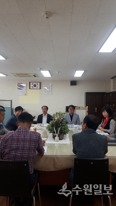 경기도의회 제2교육위원회가 경기도 광명서초등학교를  방문, '가상현실(VR) 스포츠실' 설치 사업 추진과정 설명을 듣고 있다.