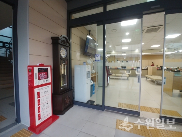 행정복지센터에 설치된 자동심장충격기.(사진=팔달구)