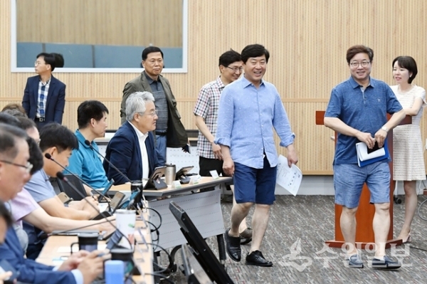 수원시 일일명예 시장인 황명선 논산시장(오른쪽 두번째)이 염태영 수원시장(맨 오른쪽)과 함께 반바지로 회의에 참가하고 있다. (사진=수원시)