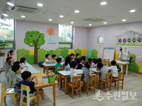 권영섭 한국원로만화가협회 회장이 어린이를 앞에서 만화이야기 교실을 진행하고 있다. (사진=영통구)