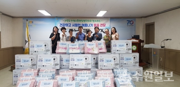 권선구 서둔동 지역사회보장협의체는 저소득 홀몸어르신, 장애인 등 폭염취약가구에 여름나기 물품 전달했다.(사진=권선구청)