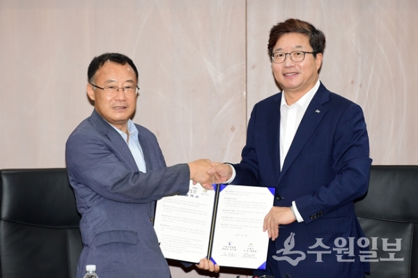 염태영 시장(오른쪽)과 김주현 수원고등법원장이 협약식을 마친 뒤 악수하고 있다.(사진=수원시)