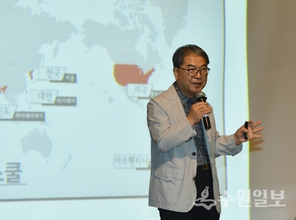 이재정 경기도교육감이 ‘2019 중등 교감 자격연수’ 개강식에서 미래사회 교육에 대해 강연하고 있다.(사진=경기도교육청)
