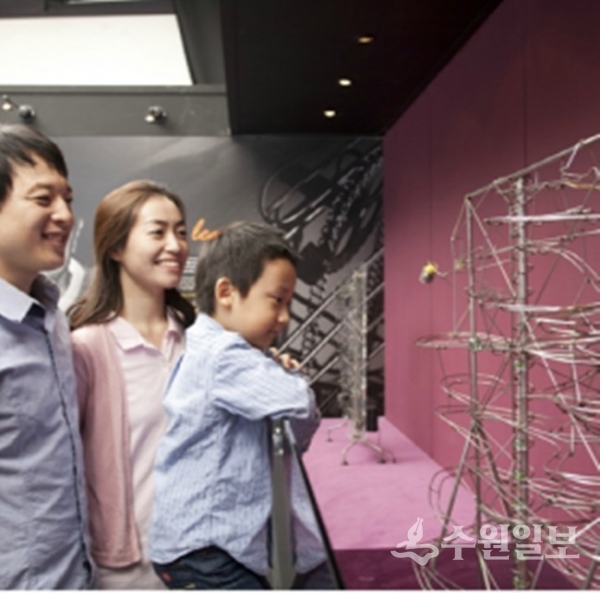 롤링볼 전시를 즐기는 가족(사진제공=경기도문화의전당)
