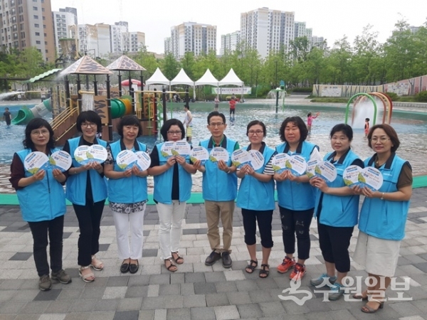 경기도 소비자안전지킴이단이 휴가철을 맞아 여름철 어린이 물놀이안전사고 예방에 나선다.(사진=경기도청)