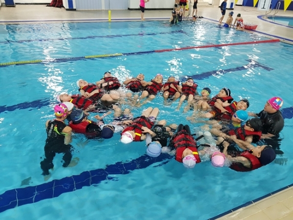 어린이들이 생존 수영을 배우고 있다.(사진=의왕시)