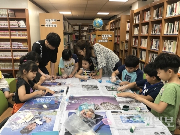 매탄2동 새마을문고는 가죽을 이용한 열쇠고리 만들기 일일 체험 수업을 진행했다.(사진=영통구청)