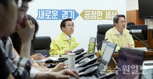김희겸 경기도행정1부지사 주재로 장마대처 상황보고를 받고 대책회의를 하고 있다.(사진=경기도청)