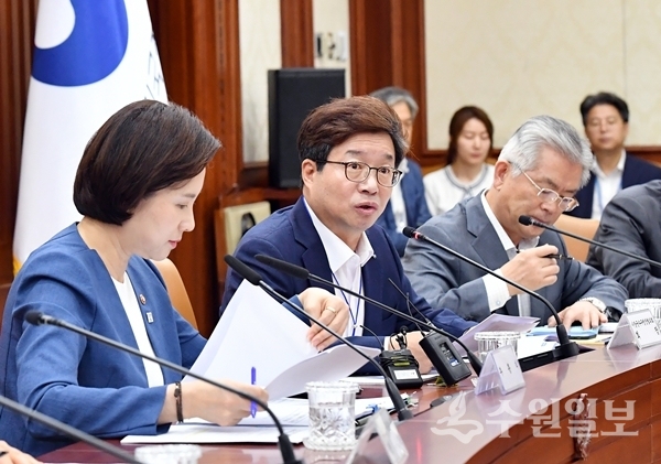 사회관계 장관회의에 참석해 발언 중인 염태영 수원시장.(사진=수원시)
