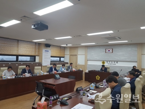 경제과학기술위원회가 일본의 수출규제에 대한 경기도의 대응방안 논의를 위해 간담회를 열고 있다.(사진=경기도의회)