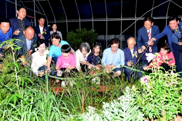 26일 나라꽃 무궁화축제에서 염태영 수원시장(오른쪽 앞줄 세 번째)이 시민들과 함께 행사장을 살펴보고 있다.(사진=수원시)