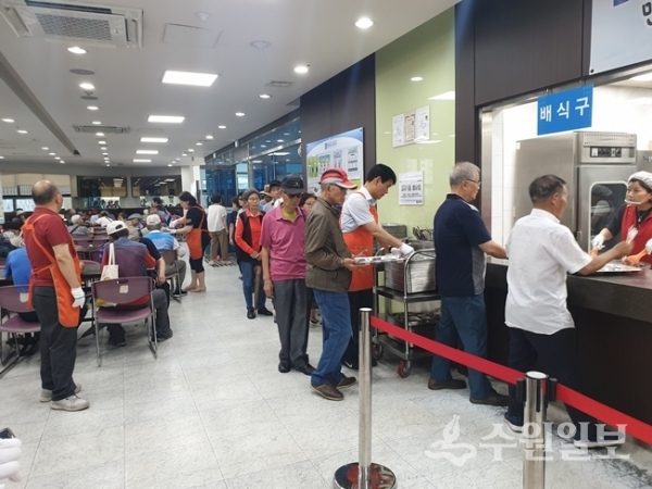 정자1동 마을만들기협의회 회원들이 어르신들에게 급식 봉사 활동을 펼쳤다.(사진=장안구)