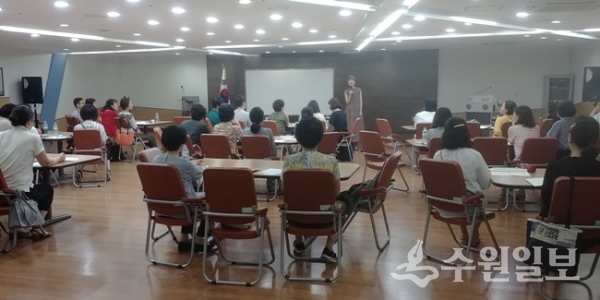 수원교육지원청이 ‘2019 독서토론하는 선생님되기’ 직무연수를 진행했다.(사진=경기도수원교육지원청)