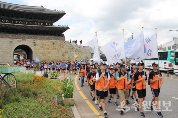 29일 '제16회 정조대왕 능행차길 체험순례' 청소년 순례단이 수원 장안문을 지나고 있다.(사진=수원시)