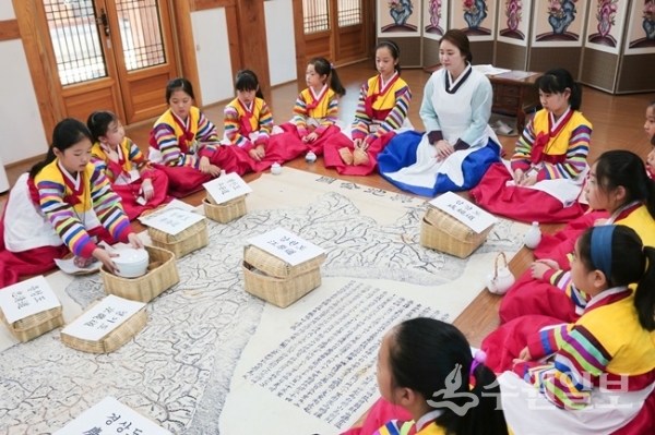 수원전통문화관이 어린이들을 대상으로 여름방학 특강 프로그램 ‘어린이 수라학교 수원별궁’을 진행한다.(사진=수원문화재단)