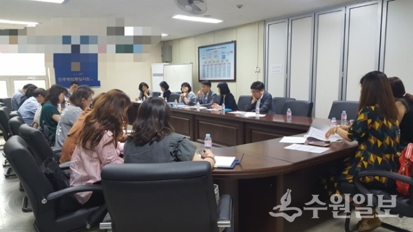 조광희 도의원이 관계자들과 무상급식관련 간담회를 가졌다.(사진=경기도의회)