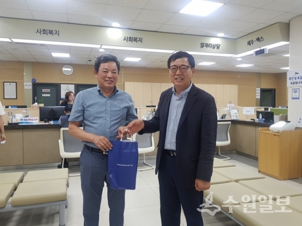 팔달구 우만1동이 1일 이번 달 첫째 날에 민원실을 방문한 첫 민원인에게 환영 인사와 작은 선물을 증정했다.(사진=팔달구청)