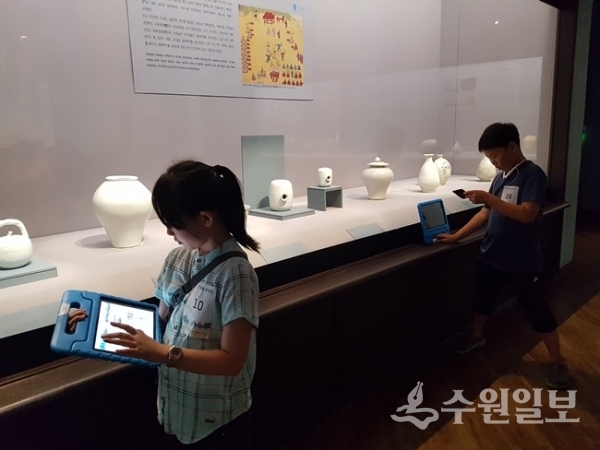 경기도박물관 프로그램에 참가한 학생들이 문제를 풀고 있는 모습(사진=경기도박물관)