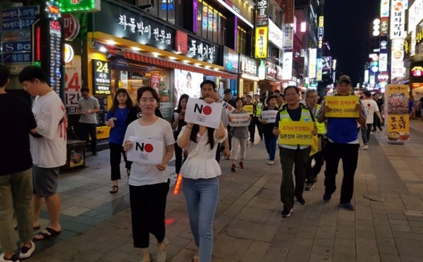 매산동 단체장협의회 회원 및 직원들이 일본제품 불매운동을 벌이고 있다.(사진=팔달구)