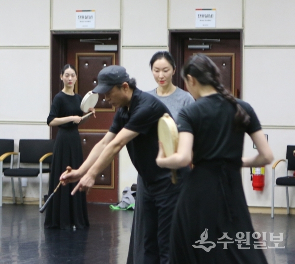 김충한 경기도립무용단 감독(가운데)이 단원들을 지휘하고 있다.(사진=경기도립무용단)