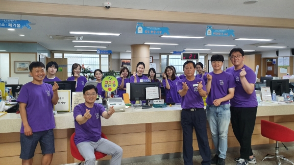 원 문화재 야행 홍보 티셔츠를 입은 행궁동 행정복지센터 직원들.(사진=팔달구)