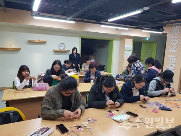 수원시 권선구가 다문화가정 한국예술문화 체험교실 수강생을 모집한다.(사진=권선구청)