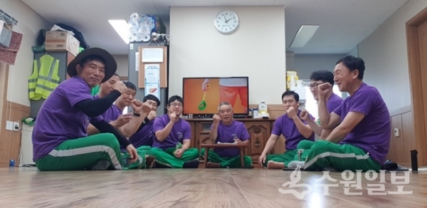 수원시 팔달구 행궁동 환경관리원 20여명이 ‘밤빛 품은 성곽도시, 수원 문화재 야행’ 맞이 준비에 들어갔다.(사진=팔달구청)