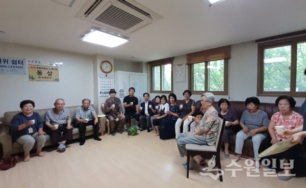 수원시 권선구 입북동 통장협의회가 여름을 맞아 관내 14개소 경로당을 직접 방문해 어르신들께 수박을 전달했다.(사진=권선구청)