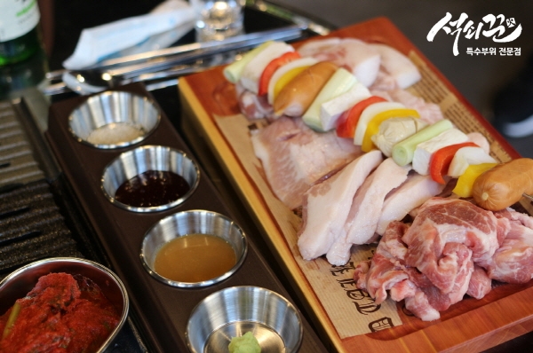 껍데기 및 특수부위 전문점석쇠꾼은 각 메뉴와 어울리는 다양한 소스 맛집으로도 알려져 있다.
