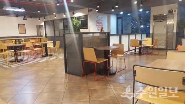 수원지역 내 한 롯데리아 매장 내부 전경. 저녁 식사시간임에도 텅 비어있다.(사진=수원일보)
