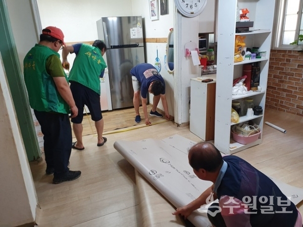 영통구 매탄1동 새마을지도자협의회가 불우 이웃돕기 장판교체 사업을 진행했다.(사진=영통구청)